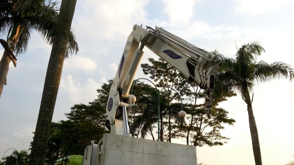 Boom mobile crane Musindo terangkat dengan hook tergantung, dilihat dari bawah.